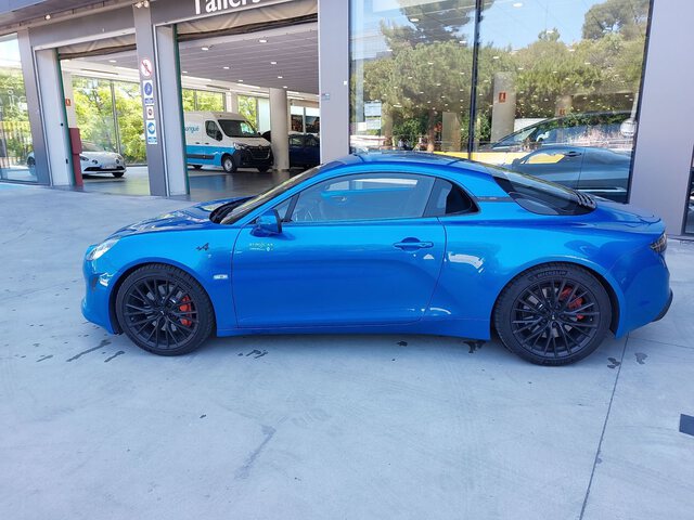 Outside A110  Azul Alpine