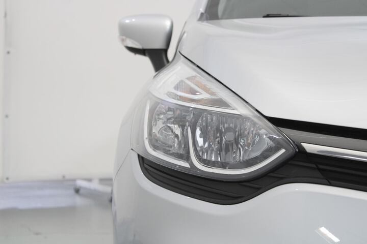 Outside Clio  Gris Platino